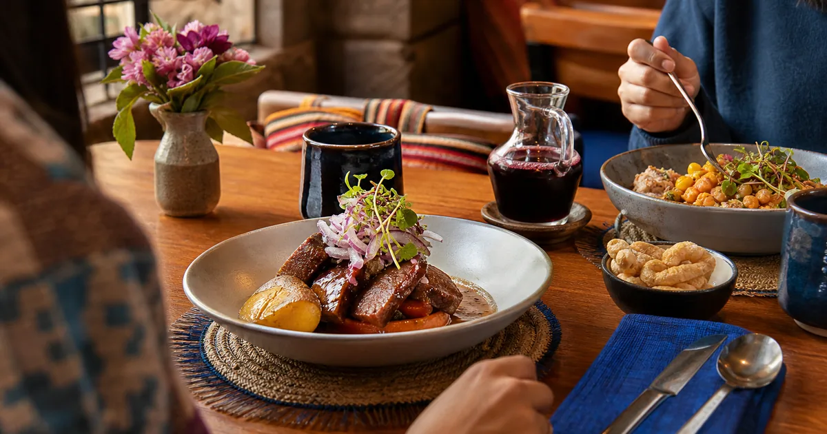 Mesa con gastronomía cusqueña servida en un restaurante de Cusco